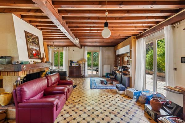 COLLONGES AU MONT D'OR - maison 215m² - terrain 1561m² -4 chambres - Piscine - Garage - sous-sol 65 m²