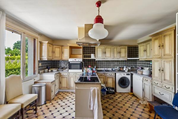 COLLONGES AU MONT D'OR - maison 215m² - terrain 1561m² -4 chambres - Piscine - Garage - sous-sol 65 m²
