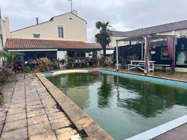 Exclusivité à ROCHEFORT Nord- Maison en pierre avec piscine jardin et dépendanceet dépendance