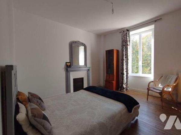 MAISON DE CARACTERE RÉNOVÉE EN 2020 ET SITUÉE A QUELQUES PAS DES COMMERCES ET DE TOUTES LES COM...