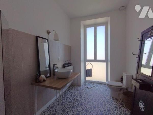 MAISON DE CARACTERE RÉNOVÉE EN 2020 ET SITUÉE A QUELQUES PAS DES COMMERCES ET DE TOUTES LES COM...