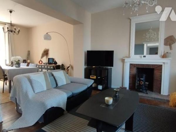 MAISON DE CARACTERE RÉNOVÉE EN 2020 ET SITUÉE A QUELQUES PAS DES COMMERCES ET DE TOUTES LES COM...