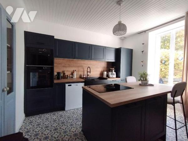 MAISON DE CARACTERE RÉNOVÉE EN 2020 ET SITUÉE A QUELQUES PAS DES COMMERCES ET DE TOUTES LES COM...