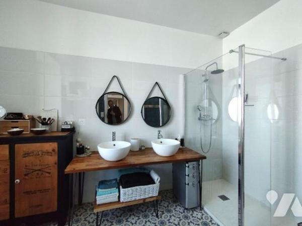 MAISON DE CARACTERE RÉNOVÉE EN 2020 ET SITUÉE A QUELQUES PAS DES COMMERCES ET DE TOUTES LES COM...