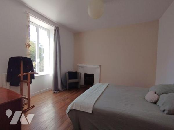 MAISON DE CARACTERE RÉNOVÉE EN 2020 ET SITUÉE A QUELQUES PAS DES COMMERCES ET DE TOUTES LES COM...