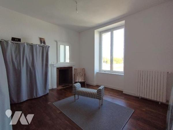 MAISON DE CARACTERE RÉNOVÉE EN 2020 ET SITUÉE A QUELQUES PAS DES COMMERCES ET DE TOUTES LES COM...