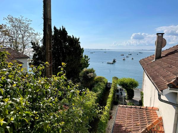 Appartement avec vue sur le bassin et accès direct plage + places de parking privatives.