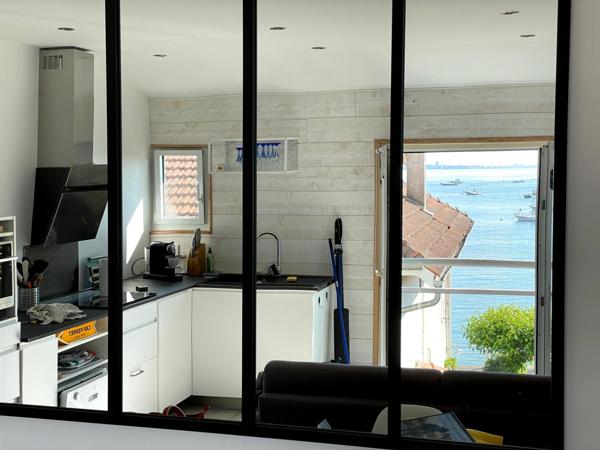 Appartement avec vue sur le bassin et accès direct plage + places de parking privatives.