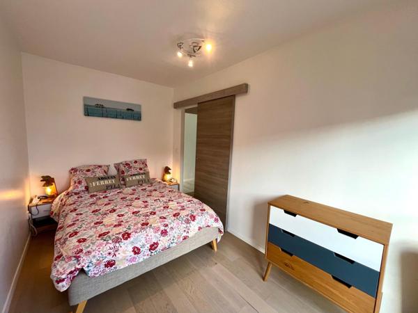 Appartement avec vue sur le bassin et accès direct plage + places de parking privatives.