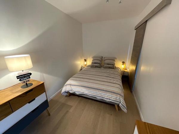 Appartement avec vue sur le bassin et accès direct plage + places de parking privatives.