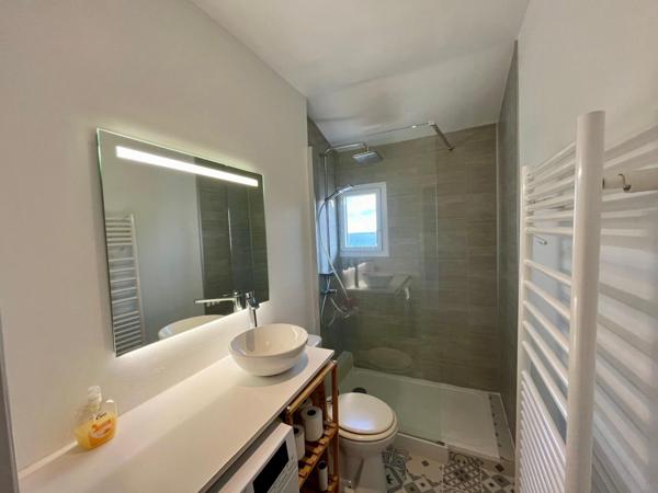 Appartement avec vue sur le bassin et accès direct plage + places de parking privatives.