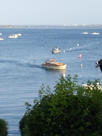 Appartement avec vue sur le bassin et accès direct plage + places de parking privatives.