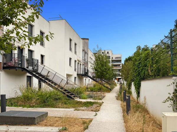 MONTREUIL – T3 RÉCENT AVEC JARDIN 39 M² et TERRASSE (PARKING en sus du prix)