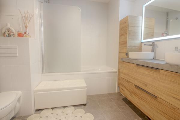 Appartement 5 pièce(s) 88.93 m2 4 chambres + 3 parkings (dont 1 box)