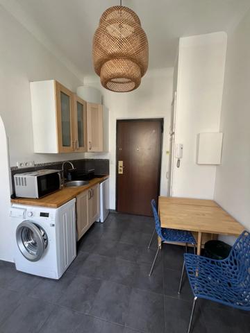 Location                                                      Appartement
                        
                     1 pièces                      19 m2                     à Nice