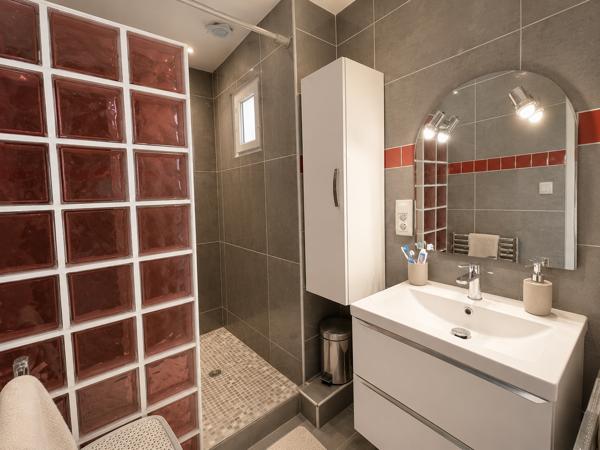 Appartement T3 lumineux – Dernier étage – Proche facultés, transports et axes autoroutiers