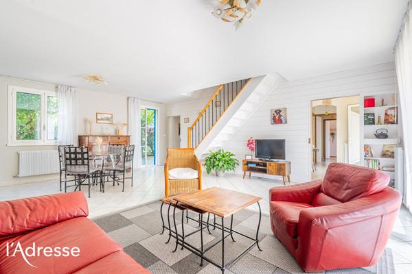 LEOGNAN - CENTRE VILLE - Belle maison familiale avec jardin et grande dépendance