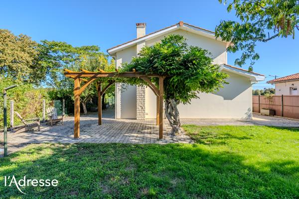 LEOGNAN - CENTRE VILLE - Belle maison familiale avec jardin et grande dépendance