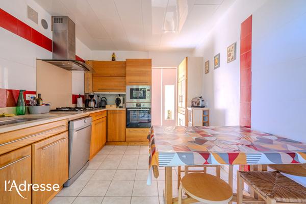 LEOGNAN - CENTRE VILLE - Belle maison familiale avec jardin et grande dépendance