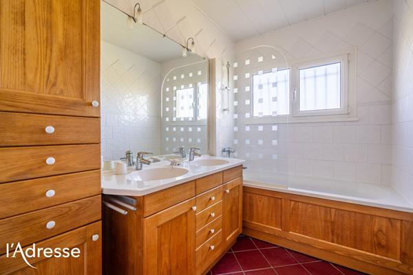 LEOGNAN - CENTRE VILLE - Belle maison familiale avec jardin et grande dépendance