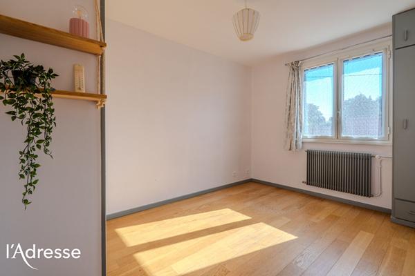 LEOGNAN - CENTRE VILLE - Belle maison familiale avec jardin et grande dépendance