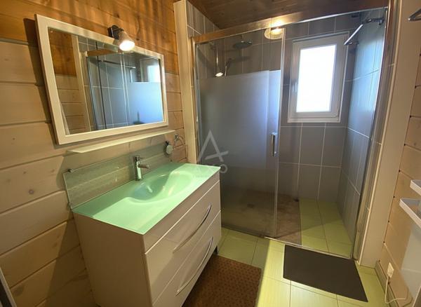 Maison bois de 2007 – 106 m² – 3 chambres – Piscine – Terrain arboré de 2722 m²