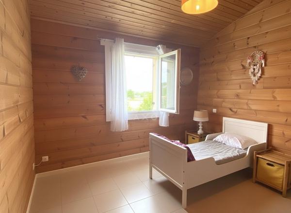 Maison bois de 2007 – 106 m² – 3 chambres – Piscine – Terrain arboré de 2722 m²