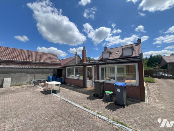 MAISON SEMI-INDIVIDUELLE PAR LE GARAGE