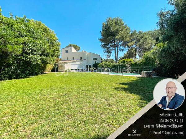 l y a des biens que l’on visite pour une surface, une adresse ou un prix.
Et il y a ceux dans lesquels on entre, et où l’on comprend immédiatement que l’adresse a quelque chose de rare.

Cette villa d’architecte appartient clairement à cette seconde catégorie.

À Saint-Jean-de-Védas, dans le secteur résidentiel Louise Michel, au fond d’une impasse privée, cette maison d’environ 170 m² habitables sans aucun vis à vis offre un équilibre recherché aux portes de Montpellier : le calme, l’espace, la lumière, une piscine, un terrain cadastral de 1 607 m², une belle performance énergétique et des accès rapides vers les grands pôles de vie.

Ici, on n’est pas isolé.
On est simplement à l’écart du bruit inutile.

L’arrivée donne immédiatement le ton : une allée végétalisée, des cyprès, des lauriers-roses, une ambiance résidentielle discrète, et cette sensation précieuse que le lieu a été pensé pour durer. Dans ce micro-quartier calme, les biens changent rarement de mains. C’est souvent le signe le plus simple d’une adresse qui fonctionne.

Le séjour est l’un des grands marqueurs de la maison.
Belle hauteur sous plafond, mezzanine galerie, lumière naturelle traversante, volumes ouverts, poêle à bois : la pièce de vie a du caractère sans chercher à en faire trop. On y imagine facilement les soirées d’hiver, les grandes tablées, les moments de famille ou les retours au calme après une journée dense.

La cuisine ouverte, équipée, avec îlot central et puits de lumière, prolonge naturellement l’espace vers la terrasse couverte exposée sud / sud-est. On cuisine, on reçoit, on regarde le jardin. Le lien entre intérieur et extérieur se fait sans effort.

À l’étage, trois chambres spacieuses, un dressing, une salle de bains complète avec douche et baignoire, ainsi qu’une salle d’eau permettent une organisation familiale confortable. Le niveau supérieur, avec combles aménagés, parquet et fenêtre sur jardin, offre un bureau calme et indépendant, idéal pour télétravailler, lire ou s’isoler de la vie principale de la maison.

Le rez-de-chaussée ajoute une vraie souplesse d’usage : une grande pièce peut servir de chambre, bureau, espace invité, pièce indépendante ou espace pour un proche. Elle bénéficie d’une salle d’eau et d’un WC indépendant.

À l’extérieur, le jardin arboré d’environ 1 600 m² donne toute sa respiration à la propriété. La piscine enterrée à bassin arrondi, le dallage en pierre calcaire, les pins parasols, la terrasse couverte et la végétation installée composent un cadre de vie intime, élégant et naturellement tourné vers les beaux jours.

Un point mérite une attention particulière : une partie du foncier est classée en zone naturelle et forestière au PLUi de Montpellier Méditerranée Métropole. Cette configuration renforce fortement la qualité de l’environnement immédiat et constitue un véritable atout patrimonial dans un secteur où le foncier préservé devient de plus en plus recherché.

Côté confort, la maison présente une performance énergétique rare pour ce type de bien : DPE B / GES A. Pompe à chaleur réversible air/eau, poêle à bois, double vitrage argon, volets roulants PVC. Montant estimé des dépenses annuelles d’énergie : entre 1 300 € et 1 810 €.

La localisation est un autre point fort : Saint-Jean-de-Védas 34430, secteur Louise Michel, à proximité de Montpellier, de l’A9, de la rocade Sud, de la gare Saint-Roch, de l’aéroport Montpellier Méditerranée, des commerces, des établissements scolaires, des services médicaux et de la Clinique Saint-Jean.

Cette villa s’adresse à un acquéreur qui ne cherche pas seulement une maison avec piscine.
Elle s’adresse à une famille, un couple actif, une profession libérale ou médicale, ou un acquéreur en mobilité qui veut une résidence principale confortable, performante, calme et connectée à Montpellier.

Un bien pour vivre, recevoir, travailler au calme et préserver une vraie qualité de vie.

Prix : 895 000 € FAI - honoraires à charge vendeur. 
DPE B / GES A - Montant estimé des dépenses annuelles d'énergie : entre 1 300 € et 1 810 €.

Sébastien Caumel - Conseiller BSK Immobilier - Hérault Disponible 7j/7 pour organiser votre visite.

Visite sur rendez-vous, après un premier échange téléphonique permettant de confirmer l'adéquation du bien avec votre projet.
 
PRESTATIONS :

• Villa d’architecte d’environ 170 m² habitables
• Organisation RDC + R+1 + combles aménagés
• 6 pièces, dont 4 chambres possibles + bureau en combles
• Terrain cadastral de 1 607 m²
• Saint-Jean-de-Védas 34430 - secteur Louise Michel
• Impasse privée, environnement résidentiel calme
• Séjour ouvert sur mezzanine galerie, belle hauteur et lumière traversante
• Poêle à bois dans la pièce de vie
• Cuisine ouverte équipée avec îlot central et puits de lumière
• Accès direct terrasse couverte exposée sud / sud-est
• Salle d’eau au rez-de-chaussée
• Salle d’eau à l’étage + salle de bains complète douche / baignoire
• Dressing
• 2 WC indépendants
• Bureau en combles aménagés, parquet, fenêtre sur jardin
• Piscine enterrée à bassin arrondi
• Dallage en pierre calcaire autour de la piscine
• Garage + allée privative permettant 3 à 4 stationnements
• Pompe à chaleur air/eau réversible
• Double vitrage argon
• Volets roulants PVC
• Partie du foncier classée en zone naturelle et forestière au PLUi
• Accès rapide Montpellier, A9, rocade Sud, gare Saint-Roch, aéroport et Clinique Saint-Jean
• DPE B / GES A - 83 kWh/m²/an