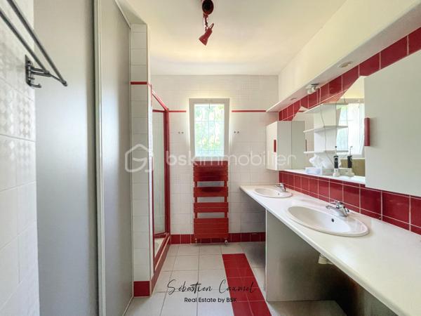 l y a des biens que l’on visite pour une surface, une adresse ou un prix.
Et il y a ceux dans lesquels on entre, et où l’on comprend immédiatement que l’adresse a quelque chose de rare.

Cette villa d’architecte appartient clairement à cette seconde catégorie.

À Saint-Jean-de-Védas, dans le secteur résidentiel Louise Michel, au fond d’une impasse privée, cette maison d’environ 170 m² habitables sans aucun vis à vis offre un équilibre recherché aux portes de Montpellier : le calme, l’espace, la lumière, une piscine, un terrain cadastral de 1 607 m², une belle performance énergétique et des accès rapides vers les grands pôles de vie.

Ici, on n’est pas isolé.
On est simplement à l’écart du bruit inutile.

L’arrivée donne immédiatement le ton : une allée végétalisée, des cyprès, des lauriers-roses, une ambiance résidentielle discrète, et cette sensation précieuse que le lieu a été pensé pour durer. Dans ce micro-quartier calme, les biens changent rarement de mains. C’est souvent le signe le plus simple d’une adresse qui fonctionne.

Le séjour est l’un des grands marqueurs de la maison.
Belle hauteur sous plafond, mezzanine galerie, lumière naturelle traversante, volumes ouverts, poêle à bois : la pièce de vie a du caractère sans chercher à en faire trop. On y imagine facilement les soirées d’hiver, les grandes tablées, les moments de famille ou les retours au calme après une journée dense.

La cuisine ouverte, équipée, avec îlot central et puits de lumière, prolonge naturellement l’espace vers la terrasse couverte exposée sud / sud-est. On cuisine, on reçoit, on regarde le jardin. Le lien entre intérieur et extérieur se fait sans effort.

À l’étage, trois chambres spacieuses, un dressing, une salle de bains complète avec douche et baignoire, ainsi qu’une salle d’eau permettent une organisation familiale confortable. Le niveau supérieur, avec combles aménagés, parquet et fenêtre sur jardin, offre un bureau calme et indépendant, idéal pour télétravailler, lire ou s’isoler de la vie principale de la maison.

Le rez-de-chaussée ajoute une vraie souplesse d’usage : une grande pièce peut servir de chambre, bureau, espace invité, pièce indépendante ou espace pour un proche. Elle bénéficie d’une salle d’eau et d’un WC indépendant.

À l’extérieur, le jardin arboré d’environ 1 600 m² donne toute sa respiration à la propriété. La piscine enterrée à bassin arrondi, le dallage en pierre calcaire, les pins parasols, la terrasse couverte et la végétation installée composent un cadre de vie intime, élégant et naturellement tourné vers les beaux jours.

Un point mérite une attention particulière : une partie du foncier est classée en zone naturelle et forestière au PLUi de Montpellier Méditerranée Métropole. Cette configuration renforce fortement la qualité de l’environnement immédiat et constitue un véritable atout patrimonial dans un secteur où le foncier préservé devient de plus en plus recherché.

Côté confort, la maison présente une performance énergétique rare pour ce type de bien : DPE B / GES A. Pompe à chaleur réversible air/eau, poêle à bois, double vitrage argon, volets roulants PVC. Montant estimé des dépenses annuelles d’énergie : entre 1 300 € et 1 810 €.

La localisation est un autre point fort : Saint-Jean-de-Védas 34430, secteur Louise Michel, à proximité de Montpellier, de l’A9, de la rocade Sud, de la gare Saint-Roch, de l’aéroport Montpellier Méditerranée, des commerces, des établissements scolaires, des services médicaux et de la Clinique Saint-Jean.

Cette villa s’adresse à un acquéreur qui ne cherche pas seulement une maison avec piscine.
Elle s’adresse à une famille, un couple actif, une profession libérale ou médicale, ou un acquéreur en mobilité qui veut une résidence principale confortable, performante, calme et connectée à Montpellier.

Un bien pour vivre, recevoir, travailler au calme et préserver une vraie qualité de vie.

Prix : 895 000 € FAI - honoraires à charge vendeur. 
DPE B / GES A - Montant estimé des dépenses annuelles d'énergie : entre 1 300 € et 1 810 €.

Sébastien Caumel - Conseiller BSK Immobilier - Hérault Disponible 7j/7 pour organiser votre visite.

Visite sur rendez-vous, après un premier échange téléphonique permettant de confirmer l'adéquation du bien avec votre projet.
 
PRESTATIONS :

• Villa d’architecte d’environ 170 m² habitables
• Organisation RDC + R+1 + combles aménagés
• 6 pièces, dont 4 chambres possibles + bureau en combles
• Terrain cadastral de 1 607 m²
• Saint-Jean-de-Védas 34430 - secteur Louise Michel
• Impasse privée, environnement résidentiel calme
• Séjour ouvert sur mezzanine galerie, belle hauteur et lumière traversante
• Poêle à bois dans la pièce de vie
• Cuisine ouverte équipée avec îlot central et puits de lumière
• Accès direct terrasse couverte exposée sud / sud-est
• Salle d’eau au rez-de-chaussée
• Salle d’eau à l’étage + salle de bains complète douche / baignoire
• Dressing
• 2 WC indépendants
• Bureau en combles aménagés, parquet, fenêtre sur jardin
• Piscine enterrée à bassin arrondi
• Dallage en pierre calcaire autour de la piscine
• Garage + allée privative permettant 3 à 4 stationnements
• Pompe à chaleur air/eau réversible
• Double vitrage argon
• Volets roulants PVC
• Partie du foncier classée en zone naturelle et forestière au PLUi
• Accès rapide Montpellier, A9, rocade Sud, gare Saint-Roch, aéroport et Clinique Saint-Jean
• DPE B / GES A - 83 kWh/m²/an