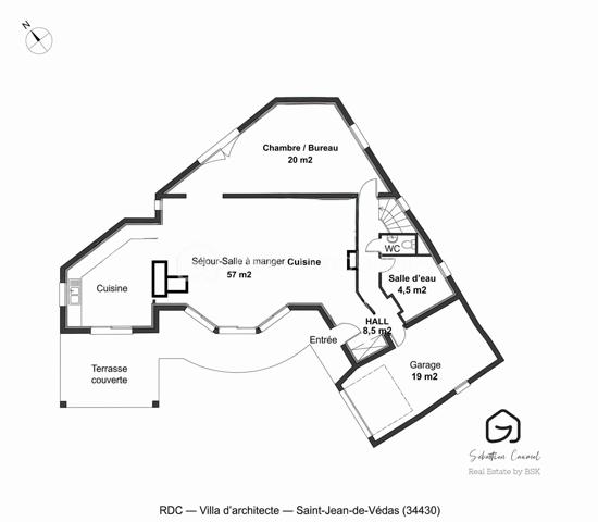 l y a des biens que l’on visite pour une surface, une adresse ou un prix.
Et il y a ceux dans lesquels on entre, et où l’on comprend immédiatement que l’adresse a quelque chose de rare.

Cette villa d’architecte appartient clairement à cette seconde catégorie.

À Saint-Jean-de-Védas, dans le secteur résidentiel Louise Michel, au fond d’une impasse privée, cette maison d’environ 170 m² habitables sans aucun vis à vis offre un équilibre recherché aux portes de Montpellier : le calme, l’espace, la lumière, une piscine, un terrain cadastral de 1 607 m², une belle performance énergétique et des accès rapides vers les grands pôles de vie.

Ici, on n’est pas isolé.
On est simplement à l’écart du bruit inutile.

L’arrivée donne immédiatement le ton : une allée végétalisée, des cyprès, des lauriers-roses, une ambiance résidentielle discrète, et cette sensation précieuse que le lieu a été pensé pour durer. Dans ce micro-quartier calme, les biens changent rarement de mains. C’est souvent le signe le plus simple d’une adresse qui fonctionne.

Le séjour est l’un des grands marqueurs de la maison.
Belle hauteur sous plafond, mezzanine galerie, lumière naturelle traversante, volumes ouverts, poêle à bois : la pièce de vie a du caractère sans chercher à en faire trop. On y imagine facilement les soirées d’hiver, les grandes tablées, les moments de famille ou les retours au calme après une journée dense.

La cuisine ouverte, équipée, avec îlot central et puits de lumière, prolonge naturellement l’espace vers la terrasse couverte exposée sud / sud-est. On cuisine, on reçoit, on regarde le jardin. Le lien entre intérieur et extérieur se fait sans effort.

À l’étage, trois chambres spacieuses, un dressing, une salle de bains complète avec douche et baignoire, ainsi qu’une salle d’eau permettent une organisation familiale confortable. Le niveau supérieur, avec combles aménagés, parquet et fenêtre sur jardin, offre un bureau calme et indépendant, idéal pour télétravailler, lire ou s’isoler de la vie principale de la maison.

Le rez-de-chaussée ajoute une vraie souplesse d’usage : une grande pièce peut servir de chambre, bureau, espace invité, pièce indépendante ou espace pour un proche. Elle bénéficie d’une salle d’eau et d’un WC indépendant.

À l’extérieur, le jardin arboré d’environ 1 600 m² donne toute sa respiration à la propriété. La piscine enterrée à bassin arrondi, le dallage en pierre calcaire, les pins parasols, la terrasse couverte et la végétation installée composent un cadre de vie intime, élégant et naturellement tourné vers les beaux jours.

Un point mérite une attention particulière : une partie du foncier est classée en zone naturelle et forestière au PLUi de Montpellier Méditerranée Métropole. Cette configuration renforce fortement la qualité de l’environnement immédiat et constitue un véritable atout patrimonial dans un secteur où le foncier préservé devient de plus en plus recherché.

Côté confort, la maison présente une performance énergétique rare pour ce type de bien : DPE B / GES A. Pompe à chaleur réversible air/eau, poêle à bois, double vitrage argon, volets roulants PVC. Montant estimé des dépenses annuelles d’énergie : entre 1 300 € et 1 810 €.

La localisation est un autre point fort : Saint-Jean-de-Védas 34430, secteur Louise Michel, à proximité de Montpellier, de l’A9, de la rocade Sud, de la gare Saint-Roch, de l’aéroport Montpellier Méditerranée, des commerces, des établissements scolaires, des services médicaux et de la Clinique Saint-Jean.

Cette villa s’adresse à un acquéreur qui ne cherche pas seulement une maison avec piscine.
Elle s’adresse à une famille, un couple actif, une profession libérale ou médicale, ou un acquéreur en mobilité qui veut une résidence principale confortable, performante, calme et connectée à Montpellier.

Un bien pour vivre, recevoir, travailler au calme et préserver une vraie qualité de vie.

Prix : 895 000 € FAI - honoraires à charge vendeur. 
DPE B / GES A - Montant estimé des dépenses annuelles d'énergie : entre 1 300 € et 1 810 €.

Sébastien Caumel - Conseiller BSK Immobilier - Hérault Disponible 7j/7 pour organiser votre visite.

Visite sur rendez-vous, après un premier échange téléphonique permettant de confirmer l'adéquation du bien avec votre projet.
 
PRESTATIONS :

• Villa d’architecte d’environ 170 m² habitables
• Organisation RDC + R+1 + combles aménagés
• 6 pièces, dont 4 chambres possibles + bureau en combles
• Terrain cadastral de 1 607 m²
• Saint-Jean-de-Védas 34430 - secteur Louise Michel
• Impasse privée, environnement résidentiel calme
• Séjour ouvert sur mezzanine galerie, belle hauteur et lumière traversante
• Poêle à bois dans la pièce de vie
• Cuisine ouverte équipée avec îlot central et puits de lumière
• Accès direct terrasse couverte exposée sud / sud-est
• Salle d’eau au rez-de-chaussée
• Salle d’eau à l’étage + salle de bains complète douche / baignoire
• Dressing
• 2 WC indépendants
• Bureau en combles aménagés, parquet, fenêtre sur jardin
• Piscine enterrée à bassin arrondi
• Dallage en pierre calcaire autour de la piscine
• Garage + allée privative permettant 3 à 4 stationnements
• Pompe à chaleur air/eau réversible
• Double vitrage argon
• Volets roulants PVC
• Partie du foncier classée en zone naturelle et forestière au PLUi
• Accès rapide Montpellier, A9, rocade Sud, gare Saint-Roch, aéroport et Clinique Saint-Jean
• DPE B / GES A - 83 kWh/m²/an