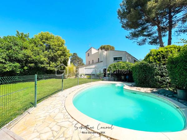 l y a des biens que l’on visite pour une surface, une adresse ou un prix.
Et il y a ceux dans lesquels on entre, et où l’on comprend immédiatement que l’adresse a quelque chose de rare.

Cette villa d’architecte appartient clairement à cette seconde catégorie.

À Saint-Jean-de-Védas, dans le secteur résidentiel Louise Michel, au fond d’une impasse privée, cette maison d’environ 170 m² habitables sans aucun vis à vis offre un équilibre recherché aux portes de Montpellier : le calme, l’espace, la lumière, une piscine, un terrain cadastral de 1 607 m², une belle performance énergétique et des accès rapides vers les grands pôles de vie.

Ici, on n’est pas isolé.
On est simplement à l’écart du bruit inutile.

L’arrivée donne immédiatement le ton : une allée végétalisée, des cyprès, des lauriers-roses, une ambiance résidentielle discrète, et cette sensation précieuse que le lieu a été pensé pour durer. Dans ce micro-quartier calme, les biens changent rarement de mains. C’est souvent le signe le plus simple d’une adresse qui fonctionne.

Le séjour est l’un des grands marqueurs de la maison.
Belle hauteur sous plafond, mezzanine galerie, lumière naturelle traversante, volumes ouverts, poêle à bois : la pièce de vie a du caractère sans chercher à en faire trop. On y imagine facilement les soirées d’hiver, les grandes tablées, les moments de famille ou les retours au calme après une journée dense.

La cuisine ouverte, équipée, avec îlot central et puits de lumière, prolonge naturellement l’espace vers la terrasse couverte exposée sud / sud-est. On cuisine, on reçoit, on regarde le jardin. Le lien entre intérieur et extérieur se fait sans effort.

À l’étage, trois chambres spacieuses, un dressing, une salle de bains complète avec douche et baignoire, ainsi qu’une salle d’eau permettent une organisation familiale confortable. Le niveau supérieur, avec combles aménagés, parquet et fenêtre sur jardin, offre un bureau calme et indépendant, idéal pour télétravailler, lire ou s’isoler de la vie principale de la maison.

Le rez-de-chaussée ajoute une vraie souplesse d’usage : une grande pièce peut servir de chambre, bureau, espace invité, pièce indépendante ou espace pour un proche. Elle bénéficie d’une salle d’eau et d’un WC indépendant.

À l’extérieur, le jardin arboré d’environ 1 600 m² donne toute sa respiration à la propriété. La piscine enterrée à bassin arrondi, le dallage en pierre calcaire, les pins parasols, la terrasse couverte et la végétation installée composent un cadre de vie intime, élégant et naturellement tourné vers les beaux jours.

Un point mérite une attention particulière : une partie du foncier est classée en zone naturelle et forestière au PLUi de Montpellier Méditerranée Métropole. Cette configuration renforce fortement la qualité de l’environnement immédiat et constitue un véritable atout patrimonial dans un secteur où le foncier préservé devient de plus en plus recherché.

Côté confort, la maison présente une performance énergétique rare pour ce type de bien : DPE B / GES A. Pompe à chaleur réversible air/eau, poêle à bois, double vitrage argon, volets roulants PVC. Montant estimé des dépenses annuelles d’énergie : entre 1 300 € et 1 810 €.

La localisation est un autre point fort : Saint-Jean-de-Védas 34430, secteur Louise Michel, à proximité de Montpellier, de l’A9, de la rocade Sud, de la gare Saint-Roch, de l’aéroport Montpellier Méditerranée, des commerces, des établissements scolaires, des services médicaux et de la Clinique Saint-Jean.

Cette villa s’adresse à un acquéreur qui ne cherche pas seulement une maison avec piscine.
Elle s’adresse à une famille, un couple actif, une profession libérale ou médicale, ou un acquéreur en mobilité qui veut une résidence principale confortable, performante, calme et connectée à Montpellier.

Un bien pour vivre, recevoir, travailler au calme et préserver une vraie qualité de vie.

Prix : 895 000 € FAI - honoraires à charge vendeur. 
DPE B / GES A - Montant estimé des dépenses annuelles d'énergie : entre 1 300 € et 1 810 €.

Sébastien Caumel - Conseiller BSK Immobilier - Hérault Disponible 7j/7 pour organiser votre visite.

Visite sur rendez-vous, après un premier échange téléphonique permettant de confirmer l'adéquation du bien avec votre projet.
 
PRESTATIONS :

• Villa d’architecte d’environ 170 m² habitables
• Organisation RDC + R+1 + combles aménagés
• 6 pièces, dont 4 chambres possibles + bureau en combles
• Terrain cadastral de 1 607 m²
• Saint-Jean-de-Védas 34430 - secteur Louise Michel
• Impasse privée, environnement résidentiel calme
• Séjour ouvert sur mezzanine galerie, belle hauteur et lumière traversante
• Poêle à bois dans la pièce de vie
• Cuisine ouverte équipée avec îlot central et puits de lumière
• Accès direct terrasse couverte exposée sud / sud-est
• Salle d’eau au rez-de-chaussée
• Salle d’eau à l’étage + salle de bains complète douche / baignoire
• Dressing
• 2 WC indépendants
• Bureau en combles aménagés, parquet, fenêtre sur jardin
• Piscine enterrée à bassin arrondi
• Dallage en pierre calcaire autour de la piscine
• Garage + allée privative permettant 3 à 4 stationnements
• Pompe à chaleur air/eau réversible
• Double vitrage argon
• Volets roulants PVC
• Partie du foncier classée en zone naturelle et forestière au PLUi
• Accès rapide Montpellier, A9, rocade Sud, gare Saint-Roch, aéroport et Clinique Saint-Jean
• DPE B / GES A - 83 kWh/m²/an