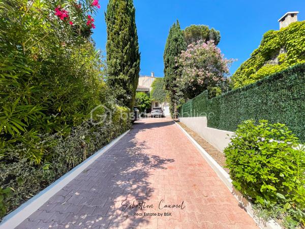 l y a des biens que l’on visite pour une surface, une adresse ou un prix.
Et il y a ceux dans lesquels on entre, et où l’on comprend immédiatement que l’adresse a quelque chose de rare.

Cette villa d’architecte appartient clairement à cette seconde catégorie.

À Saint-Jean-de-Védas, dans le secteur résidentiel Louise Michel, au fond d’une impasse privée, cette maison d’environ 170 m² habitables sans aucun vis à vis offre un équilibre recherché aux portes de Montpellier : le calme, l’espace, la lumière, une piscine, un terrain cadastral de 1 607 m², une belle performance énergétique et des accès rapides vers les grands pôles de vie.

Ici, on n’est pas isolé.
On est simplement à l’écart du bruit inutile.

L’arrivée donne immédiatement le ton : une allée végétalisée, des cyprès, des lauriers-roses, une ambiance résidentielle discrète, et cette sensation précieuse que le lieu a été pensé pour durer. Dans ce micro-quartier calme, les biens changent rarement de mains. C’est souvent le signe le plus simple d’une adresse qui fonctionne.

Le séjour est l’un des grands marqueurs de la maison.
Belle hauteur sous plafond, mezzanine galerie, lumière naturelle traversante, volumes ouverts, poêle à bois : la pièce de vie a du caractère sans chercher à en faire trop. On y imagine facilement les soirées d’hiver, les grandes tablées, les moments de famille ou les retours au calme après une journée dense.

La cuisine ouverte, équipée, avec îlot central et puits de lumière, prolonge naturellement l’espace vers la terrasse couverte exposée sud / sud-est. On cuisine, on reçoit, on regarde le jardin. Le lien entre intérieur et extérieur se fait sans effort.

À l’étage, trois chambres spacieuses, un dressing, une salle de bains complète avec douche et baignoire, ainsi qu’une salle d’eau permettent une organisation familiale confortable. Le niveau supérieur, avec combles aménagés, parquet et fenêtre sur jardin, offre un bureau calme et indépendant, idéal pour télétravailler, lire ou s’isoler de la vie principale de la maison.

Le rez-de-chaussée ajoute une vraie souplesse d’usage : une grande pièce peut servir de chambre, bureau, espace invité, pièce indépendante ou espace pour un proche. Elle bénéficie d’une salle d’eau et d’un WC indépendant.

À l’extérieur, le jardin arboré d’environ 1 600 m² donne toute sa respiration à la propriété. La piscine enterrée à bassin arrondi, le dallage en pierre calcaire, les pins parasols, la terrasse couverte et la végétation installée composent un cadre de vie intime, élégant et naturellement tourné vers les beaux jours.

Un point mérite une attention particulière : une partie du foncier est classée en zone naturelle et forestière au PLUi de Montpellier Méditerranée Métropole. Cette configuration renforce fortement la qualité de l’environnement immédiat et constitue un véritable atout patrimonial dans un secteur où le foncier préservé devient de plus en plus recherché.

Côté confort, la maison présente une performance énergétique rare pour ce type de bien : DPE B / GES A. Pompe à chaleur réversible air/eau, poêle à bois, double vitrage argon, volets roulants PVC. Montant estimé des dépenses annuelles d’énergie : entre 1 300 € et 1 810 €.

La localisation est un autre point fort : Saint-Jean-de-Védas 34430, secteur Louise Michel, à proximité de Montpellier, de l’A9, de la rocade Sud, de la gare Saint-Roch, de l’aéroport Montpellier Méditerranée, des commerces, des établissements scolaires, des services médicaux et de la Clinique Saint-Jean.

Cette villa s’adresse à un acquéreur qui ne cherche pas seulement une maison avec piscine.
Elle s’adresse à une famille, un couple actif, une profession libérale ou médicale, ou un acquéreur en mobilité qui veut une résidence principale confortable, performante, calme et connectée à Montpellier.

Un bien pour vivre, recevoir, travailler au calme et préserver une vraie qualité de vie.

Prix : 895 000 € FAI - honoraires à charge vendeur. 
DPE B / GES A - Montant estimé des dépenses annuelles d'énergie : entre 1 300 € et 1 810 €.

Sébastien Caumel - Conseiller BSK Immobilier - Hérault Disponible 7j/7 pour organiser votre visite.

Visite sur rendez-vous, après un premier échange téléphonique permettant de confirmer l'adéquation du bien avec votre projet.
 
PRESTATIONS :

• Villa d’architecte d’environ 170 m² habitables
• Organisation RDC + R+1 + combles aménagés
• 6 pièces, dont 4 chambres possibles + bureau en combles
• Terrain cadastral de 1 607 m²
• Saint-Jean-de-Védas 34430 - secteur Louise Michel
• Impasse privée, environnement résidentiel calme
• Séjour ouvert sur mezzanine galerie, belle hauteur et lumière traversante
• Poêle à bois dans la pièce de vie
• Cuisine ouverte équipée avec îlot central et puits de lumière
• Accès direct terrasse couverte exposée sud / sud-est
• Salle d’eau au rez-de-chaussée
• Salle d’eau à l’étage + salle de bains complète douche / baignoire
• Dressing
• 2 WC indépendants
• Bureau en combles aménagés, parquet, fenêtre sur jardin
• Piscine enterrée à bassin arrondi
• Dallage en pierre calcaire autour de la piscine
• Garage + allée privative permettant 3 à 4 stationnements
• Pompe à chaleur air/eau réversible
• Double vitrage argon
• Volets roulants PVC
• Partie du foncier classée en zone naturelle et forestière au PLUi
• Accès rapide Montpellier, A9, rocade Sud, gare Saint-Roch, aéroport et Clinique Saint-Jean
• DPE B / GES A - 83 kWh/m²/an