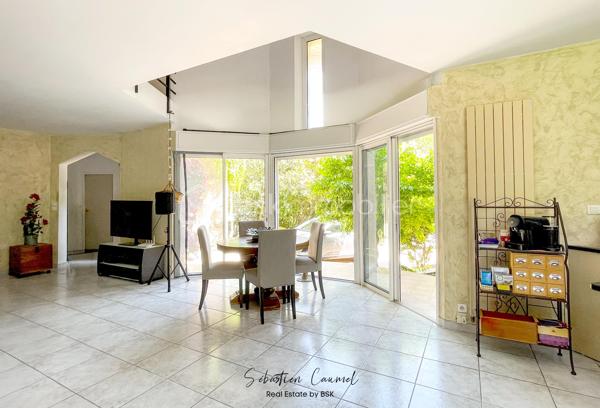l y a des biens que l’on visite pour une surface, une adresse ou un prix.
Et il y a ceux dans lesquels on entre, et où l’on comprend immédiatement que l’adresse a quelque chose de rare.

Cette villa d’architecte appartient clairement à cette seconde catégorie.

À Saint-Jean-de-Védas, dans le secteur résidentiel Louise Michel, au fond d’une impasse privée, cette maison d’environ 170 m² habitables sans aucun vis à vis offre un équilibre recherché aux portes de Montpellier : le calme, l’espace, la lumière, une piscine, un terrain cadastral de 1 607 m², une belle performance énergétique et des accès rapides vers les grands pôles de vie.

Ici, on n’est pas isolé.
On est simplement à l’écart du bruit inutile.

L’arrivée donne immédiatement le ton : une allée végétalisée, des cyprès, des lauriers-roses, une ambiance résidentielle discrète, et cette sensation précieuse que le lieu a été pensé pour durer. Dans ce micro-quartier calme, les biens changent rarement de mains. C’est souvent le signe le plus simple d’une adresse qui fonctionne.

Le séjour est l’un des grands marqueurs de la maison.
Belle hauteur sous plafond, mezzanine galerie, lumière naturelle traversante, volumes ouverts, poêle à bois : la pièce de vie a du caractère sans chercher à en faire trop. On y imagine facilement les soirées d’hiver, les grandes tablées, les moments de famille ou les retours au calme après une journée dense.

La cuisine ouverte, équipée, avec îlot central et puits de lumière, prolonge naturellement l’espace vers la terrasse couverte exposée sud / sud-est. On cuisine, on reçoit, on regarde le jardin. Le lien entre intérieur et extérieur se fait sans effort.

À l’étage, trois chambres spacieuses, un dressing, une salle de bains complète avec douche et baignoire, ainsi qu’une salle d’eau permettent une organisation familiale confortable. Le niveau supérieur, avec combles aménagés, parquet et fenêtre sur jardin, offre un bureau calme et indépendant, idéal pour télétravailler, lire ou s’isoler de la vie principale de la maison.

Le rez-de-chaussée ajoute une vraie souplesse d’usage : une grande pièce peut servir de chambre, bureau, espace invité, pièce indépendante ou espace pour un proche. Elle bénéficie d’une salle d’eau et d’un WC indépendant.

À l’extérieur, le jardin arboré d’environ 1 600 m² donne toute sa respiration à la propriété. La piscine enterrée à bassin arrondi, le dallage en pierre calcaire, les pins parasols, la terrasse couverte et la végétation installée composent un cadre de vie intime, élégant et naturellement tourné vers les beaux jours.

Un point mérite une attention particulière : une partie du foncier est classée en zone naturelle et forestière au PLUi de Montpellier Méditerranée Métropole. Cette configuration renforce fortement la qualité de l’environnement immédiat et constitue un véritable atout patrimonial dans un secteur où le foncier préservé devient de plus en plus recherché.

Côté confort, la maison présente une performance énergétique rare pour ce type de bien : DPE B / GES A. Pompe à chaleur réversible air/eau, poêle à bois, double vitrage argon, volets roulants PVC. Montant estimé des dépenses annuelles d’énergie : entre 1 300 € et 1 810 €.

La localisation est un autre point fort : Saint-Jean-de-Védas 34430, secteur Louise Michel, à proximité de Montpellier, de l’A9, de la rocade Sud, de la gare Saint-Roch, de l’aéroport Montpellier Méditerranée, des commerces, des établissements scolaires, des services médicaux et de la Clinique Saint-Jean.

Cette villa s’adresse à un acquéreur qui ne cherche pas seulement une maison avec piscine.
Elle s’adresse à une famille, un couple actif, une profession libérale ou médicale, ou un acquéreur en mobilité qui veut une résidence principale confortable, performante, calme et connectée à Montpellier.

Un bien pour vivre, recevoir, travailler au calme et préserver une vraie qualité de vie.

Prix : 895 000 € FAI - honoraires à charge vendeur. 
DPE B / GES A - Montant estimé des dépenses annuelles d'énergie : entre 1 300 € et 1 810 €.

Sébastien Caumel - Conseiller BSK Immobilier - Hérault Disponible 7j/7 pour organiser votre visite.

Visite sur rendez-vous, après un premier échange téléphonique permettant de confirmer l'adéquation du bien avec votre projet.
 
PRESTATIONS :

• Villa d’architecte d’environ 170 m² habitables
• Organisation RDC + R+1 + combles aménagés
• 6 pièces, dont 4 chambres possibles + bureau en combles
• Terrain cadastral de 1 607 m²
• Saint-Jean-de-Védas 34430 - secteur Louise Michel
• Impasse privée, environnement résidentiel calme
• Séjour ouvert sur mezzanine galerie, belle hauteur et lumière traversante
• Poêle à bois dans la pièce de vie
• Cuisine ouverte équipée avec îlot central et puits de lumière
• Accès direct terrasse couverte exposée sud / sud-est
• Salle d’eau au rez-de-chaussée
• Salle d’eau à l’étage + salle de bains complète douche / baignoire
• Dressing
• 2 WC indépendants
• Bureau en combles aménagés, parquet, fenêtre sur jardin
• Piscine enterrée à bassin arrondi
• Dallage en pierre calcaire autour de la piscine
• Garage + allée privative permettant 3 à 4 stationnements
• Pompe à chaleur air/eau réversible
• Double vitrage argon
• Volets roulants PVC
• Partie du foncier classée en zone naturelle et forestière au PLUi
• Accès rapide Montpellier, A9, rocade Sud, gare Saint-Roch, aéroport et Clinique Saint-Jean
• DPE B / GES A - 83 kWh/m²/an