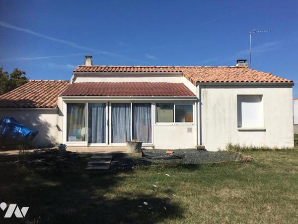 PAVILLON DE PLAIN PIED EN BON ÉTAT AVEC GARAGE ET BEAU TERRAIN