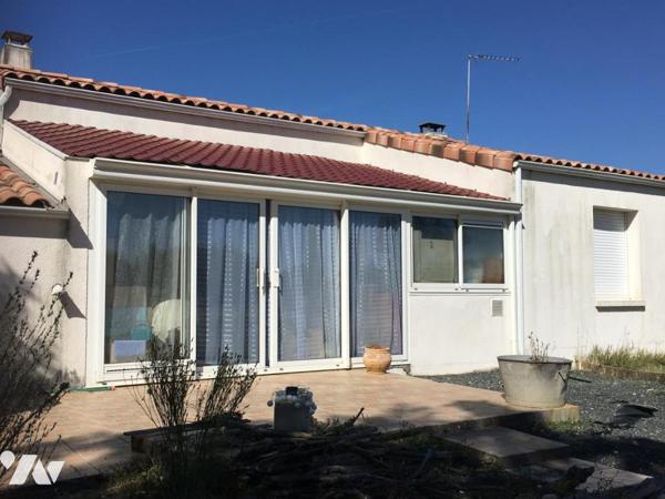 PAVILLON DE PLAIN PIED EN BON ÉTAT AVEC GARAGE ET BEAU TERRAIN