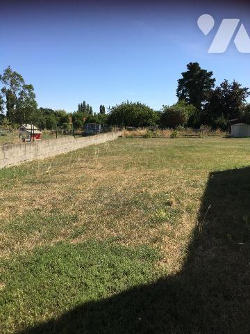 PAVILLON DE PLAIN PIED EN BON ÉTAT AVEC GARAGE ET BEAU TERRAIN