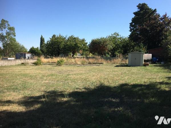 PAVILLON DE PLAIN PIED EN BON ÉTAT AVEC GARAGE ET BEAU TERRAIN