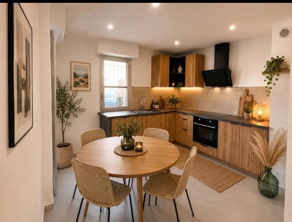 Vente                                                      Appartement
                        
                     3 pièces                      75 m2                     à Salon-de-Provence