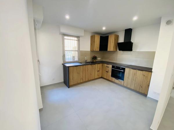 Vente                                                      Appartement
                        
                     3 pièces                      75 m2                     à Salon-de-Provence