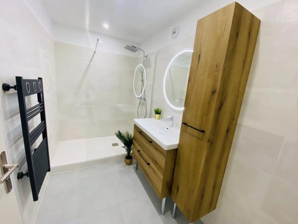 Vente                                                      Appartement
                        
                     3 pièces                      75 m2                     à Salon-de-Provence