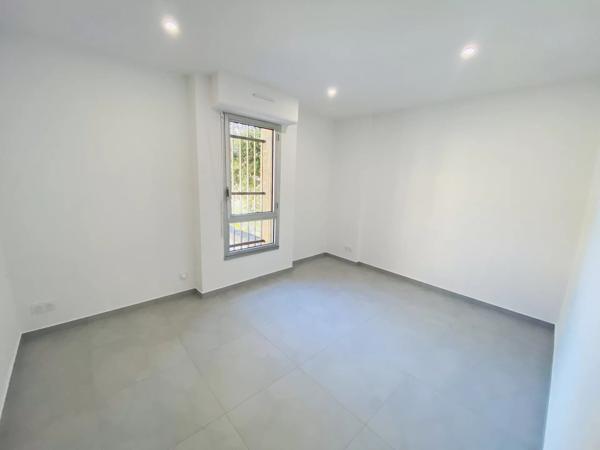 Vente                                                      Appartement
                        
                     3 pièces                      75 m2                     à Salon-de-Provence