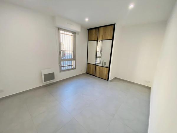 Vente                                                      Appartement
                        
                     3 pièces                      75 m2                     à Salon-de-Provence