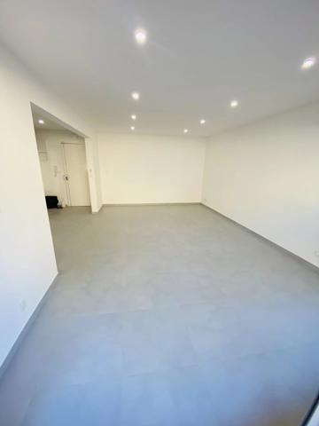 Vente                                                      Appartement
                        
                     3 pièces                      75 m2                     à Salon-de-Provence