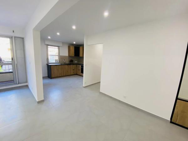 Vente                                                      Appartement
                        
                     3 pièces                      75 m2                     à Salon-de-Provence
