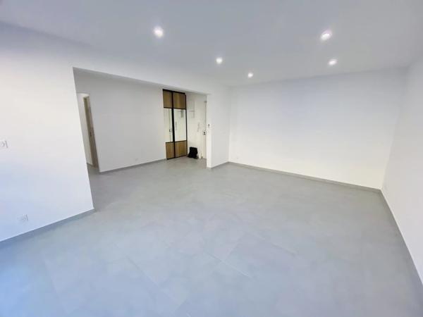 Vente                                                      Appartement
                        
                     3 pièces                      75 m2                     à Salon-de-Provence