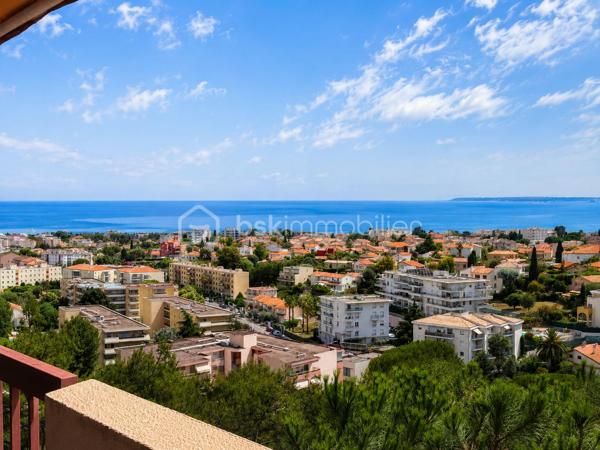 Situé en position dominante, au sein de la résidence recherchée Le Val Fleuri à Cagnes-sur-Mer, découvrez ce lumineux appartement de 2 pièces d’environ 48 m², installé au 4ᵉ étage.

Traversant et bénéficiant d’une exposition principale Sud, l’appartement profite d’une belle luminosité tout au long de la journée et d’une  vue panoramique sur la mer à près de 180 degrés.

L’entrée dessert une cuisine indépendante d’environ 7,50 m², ouverte sur une petite loggia exposée au nord de 2m2, avec vue sur une colline.

L’espace nuit se compose d’une chambre de plus de 11 m², donnant directement sur la terrasse côté mer, d’un dressing indépendant, d’une salle de bains avec baignoire et d'un toilette séparé.

Le séjour, d’une superficie de 19,20 m², s’ouvre également sur la terrasse exposée plein sud. Véritable prolongement de la pièce de vie, cet extérieur offre un cadre privilégié pour profiter du soleil et admirer la Méditerranée.

L’appartement est habitable immédiatement. Une remise au goût du jour pourra toutefois permettre à ses futurs propriétaires de le personnaliser selon leurs envies et de mettre pleinement en valeur son potentiel.

La résidence, entourée d’espaces verts, dispose d’une piscine et bénéficie des services d’un gardien.

Un emplacement de stationnement privatif ainsi qu’une cave complètent ce bien.

Les charges de copropriété comprennent notamment le chauffage collectif, l’eau chaude et l’eau froide, le gardiennage ainsi que l’entretien des parties communes, des espaces verts et de la piscine.

Cet appartement conviendra aussi bien pour une résidence principale que pour un pied-à-terre ou un investissement locatif. Il était précédemment loué 1 000 € par mois, charges comprises.