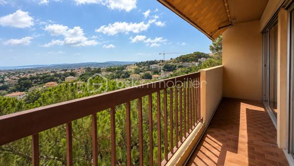 Situé en position dominante, au sein de la résidence recherchée Le Val Fleuri à Cagnes-sur-Mer, découvrez ce lumineux appartement de 2 pièces d’environ 48 m², installé au 4ᵉ étage.

Traversant et bénéficiant d’une exposition principale Sud, l’appartement profite d’une belle luminosité tout au long de la journée et d’une  vue panoramique sur la mer à près de 180 degrés.

L’entrée dessert une cuisine indépendante d’environ 7,50 m², ouverte sur une petite loggia exposée au nord de 2m2, avec vue sur une colline.

L’espace nuit se compose d’une chambre de plus de 11 m², donnant directement sur la terrasse côté mer, d’un dressing indépendant, d’une salle de bains avec baignoire et d'un toilette séparé.

Le séjour, d’une superficie de 19,20 m², s’ouvre également sur la terrasse exposée plein sud. Véritable prolongement de la pièce de vie, cet extérieur offre un cadre privilégié pour profiter du soleil et admirer la Méditerranée.

L’appartement est habitable immédiatement. Une remise au goût du jour pourra toutefois permettre à ses futurs propriétaires de le personnaliser selon leurs envies et de mettre pleinement en valeur son potentiel.

La résidence, entourée d’espaces verts, dispose d’une piscine et bénéficie des services d’un gardien.

Un emplacement de stationnement privatif ainsi qu’une cave complètent ce bien.

Les charges de copropriété comprennent notamment le chauffage collectif, l’eau chaude et l’eau froide, le gardiennage ainsi que l’entretien des parties communes, des espaces verts et de la piscine.

Cet appartement conviendra aussi bien pour une résidence principale que pour un pied-à-terre ou un investissement locatif. Il était précédemment loué 1 000 € par mois, charges comprises.
