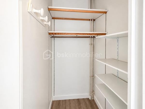 Situé en position dominante, au sein de la résidence recherchée Le Val Fleuri à Cagnes-sur-Mer, découvrez ce lumineux appartement de 2 pièces d’environ 48 m², installé au 4ᵉ étage.

Traversant et bénéficiant d’une exposition principale Sud, l’appartement profite d’une belle luminosité tout au long de la journée et d’une  vue panoramique sur la mer à près de 180 degrés.

L’entrée dessert une cuisine indépendante d’environ 7,50 m², ouverte sur une petite loggia exposée au nord de 2m2, avec vue sur une colline.

L’espace nuit se compose d’une chambre de plus de 11 m², donnant directement sur la terrasse côté mer, d’un dressing indépendant, d’une salle de bains avec baignoire et d'un toilette séparé.

Le séjour, d’une superficie de 19,20 m², s’ouvre également sur la terrasse exposée plein sud. Véritable prolongement de la pièce de vie, cet extérieur offre un cadre privilégié pour profiter du soleil et admirer la Méditerranée.

L’appartement est habitable immédiatement. Une remise au goût du jour pourra toutefois permettre à ses futurs propriétaires de le personnaliser selon leurs envies et de mettre pleinement en valeur son potentiel.

La résidence, entourée d’espaces verts, dispose d’une piscine et bénéficie des services d’un gardien.

Un emplacement de stationnement privatif ainsi qu’une cave complètent ce bien.

Les charges de copropriété comprennent notamment le chauffage collectif, l’eau chaude et l’eau froide, le gardiennage ainsi que l’entretien des parties communes, des espaces verts et de la piscine.

Cet appartement conviendra aussi bien pour une résidence principale que pour un pied-à-terre ou un investissement locatif. Il était précédemment loué 1 000 € par mois, charges comprises.