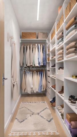 Situé en position dominante, au sein de la résidence recherchée Le Val Fleuri à Cagnes-sur-Mer, découvrez ce lumineux appartement de 2 pièces d’environ 48 m², installé au 4ᵉ étage.

Traversant et bénéficiant d’une exposition principale Sud, l’appartement profite d’une belle luminosité tout au long de la journée et d’une  vue panoramique sur la mer à près de 180 degrés.

L’entrée dessert une cuisine indépendante d’environ 7,50 m², ouverte sur une petite loggia exposée au nord de 2m2, avec vue sur une colline.

L’espace nuit se compose d’une chambre de plus de 11 m², donnant directement sur la terrasse côté mer, d’un dressing indépendant, d’une salle de bains avec baignoire et d'un toilette séparé.

Le séjour, d’une superficie de 19,20 m², s’ouvre également sur la terrasse exposée plein sud. Véritable prolongement de la pièce de vie, cet extérieur offre un cadre privilégié pour profiter du soleil et admirer la Méditerranée.

L’appartement est habitable immédiatement. Une remise au goût du jour pourra toutefois permettre à ses futurs propriétaires de le personnaliser selon leurs envies et de mettre pleinement en valeur son potentiel.

La résidence, entourée d’espaces verts, dispose d’une piscine et bénéficie des services d’un gardien.

Un emplacement de stationnement privatif ainsi qu’une cave complètent ce bien.

Les charges de copropriété comprennent notamment le chauffage collectif, l’eau chaude et l’eau froide, le gardiennage ainsi que l’entretien des parties communes, des espaces verts et de la piscine.

Cet appartement conviendra aussi bien pour une résidence principale que pour un pied-à-terre ou un investissement locatif. Il était précédemment loué 1 000 € par mois, charges comprises.